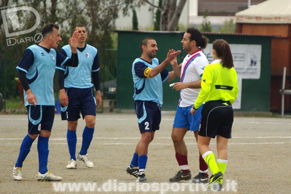 Damiano, Demuro e Incani discutono animatamente